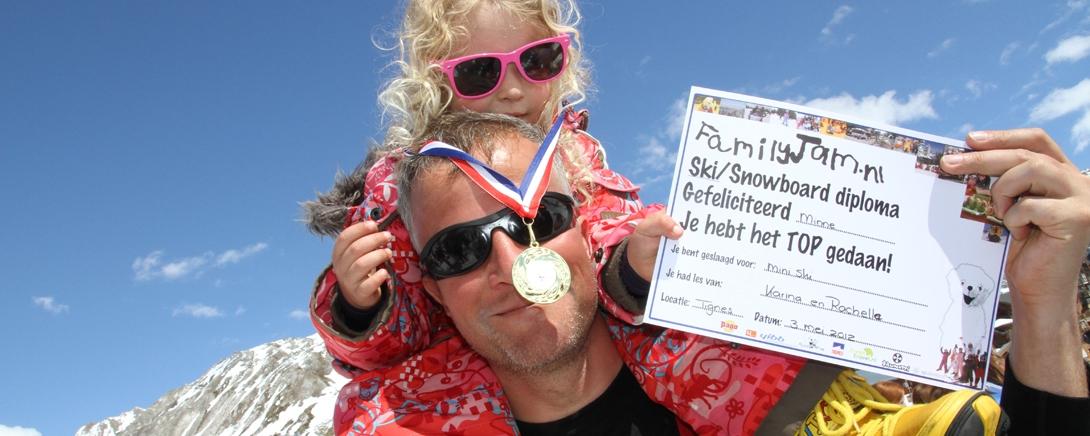 Trotse vader en dochter met hun FamilyJam ski-diploma