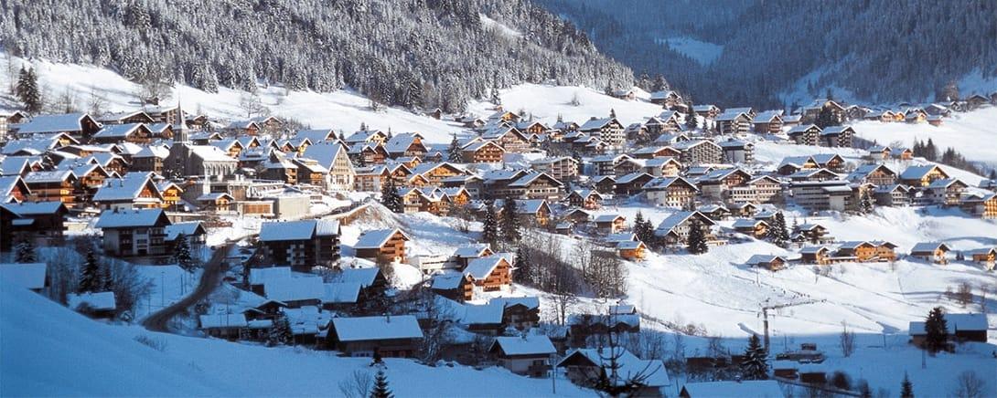 Het besneeuwde bergdorp Châtel van bovenaf