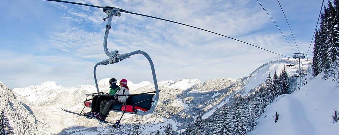 Stoeltjeslift boven de bossen van Portes du Soleil