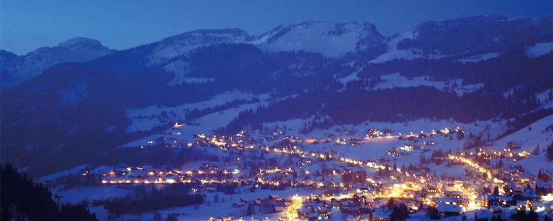 Châtel in de avondschemering met verlichte chalets