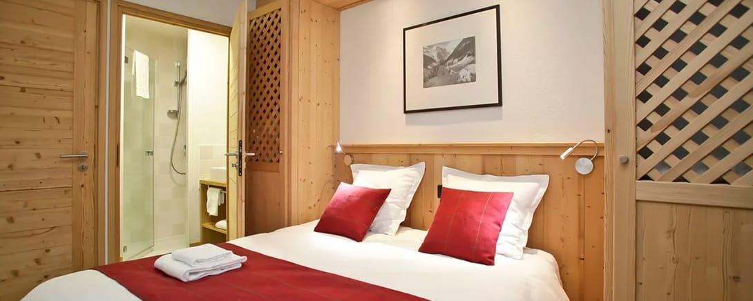 Slaapkamer met houten wanden in een appartement in Châtel