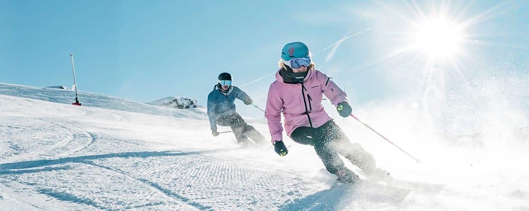 Skiërs op een zonnige piste in Portes du Soleil