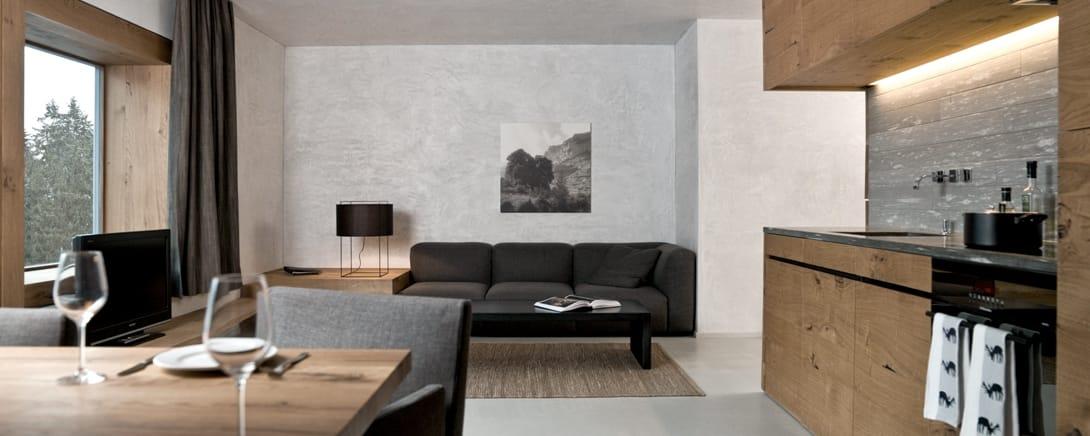 Woonkamer met design meubels en open keuken in rocksresort