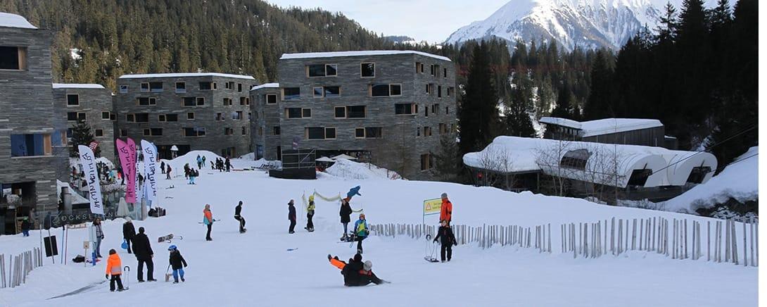 rocksresort aan het sneeuwplein bij de liften van Laax