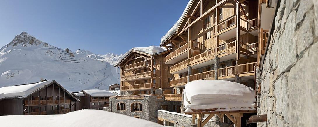 Chalets van CGH Résidence Le Telemark in de sneeuw in Tignes-Lac