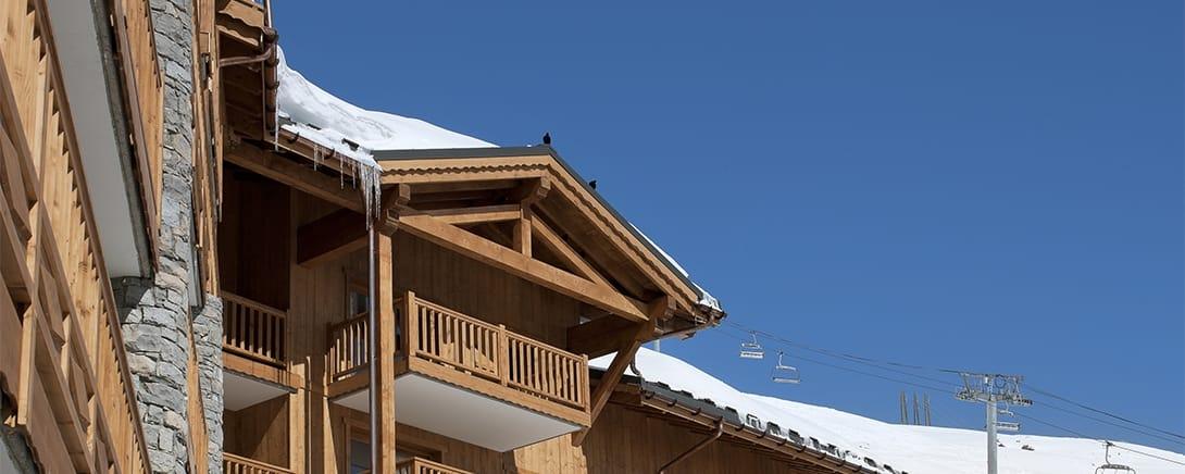 Balkons van Résidence Le Telemark met de skilift op de achtergrond