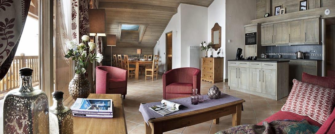 Woonkamer met open keuken in een appartement in Le Telemark