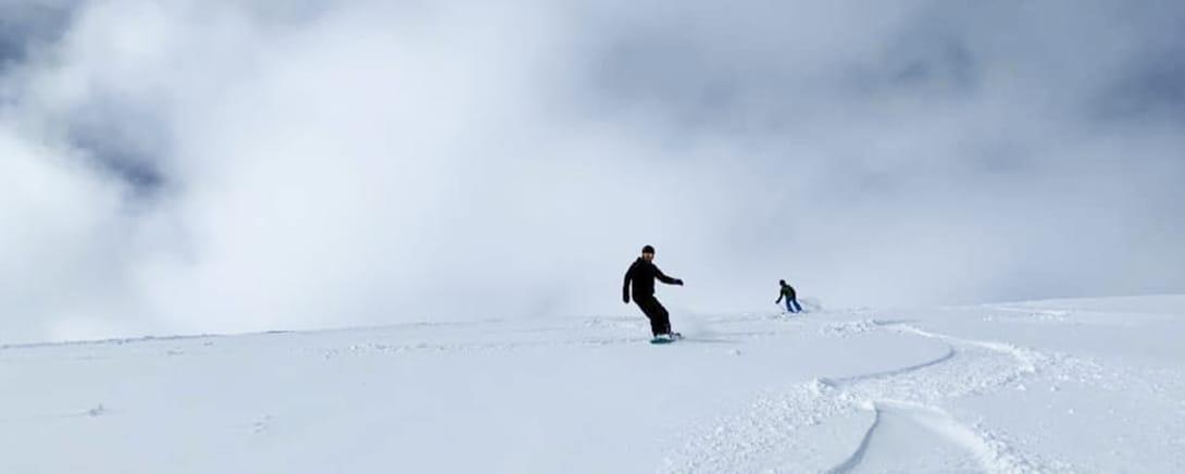 Skiër maakt een spoor door verse poedersneeuw