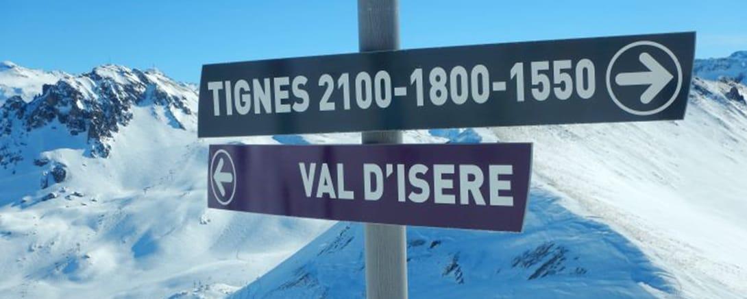 Wegwijzer naar Tignes en Val d'Isère in de sneeuw