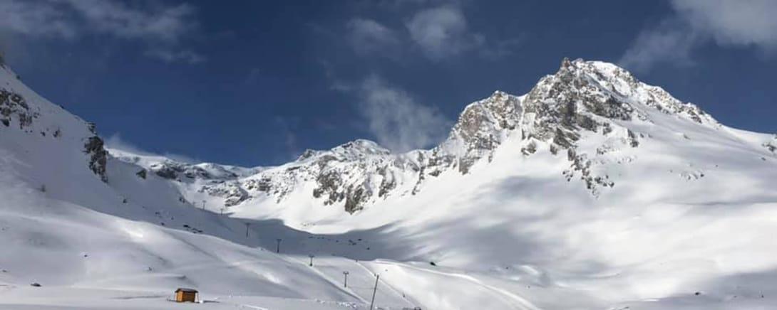 Besneeuwde bergtop boven Tignes onder een wolkenlucht