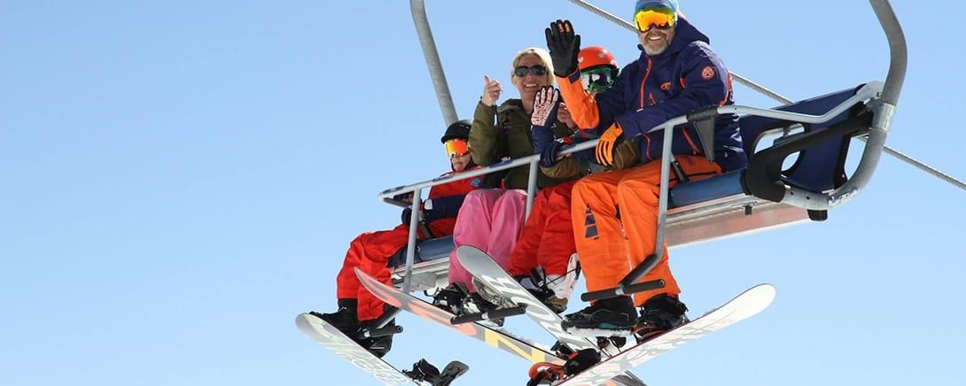 Twee snowboarders in de stoeltjeslift