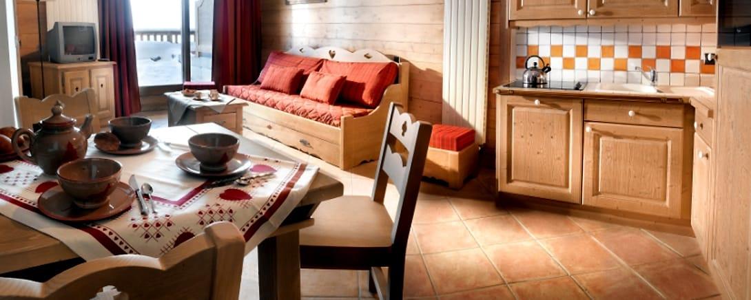 Woonkamer met eethoek en open keuken in een chalet-appartement in Tignes