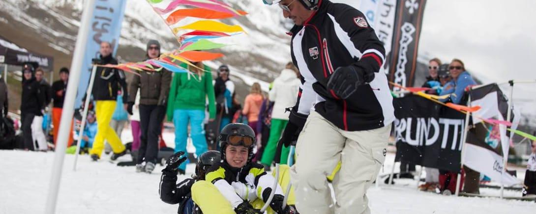 Skiles met vlaggetjes op de piste in Tignes