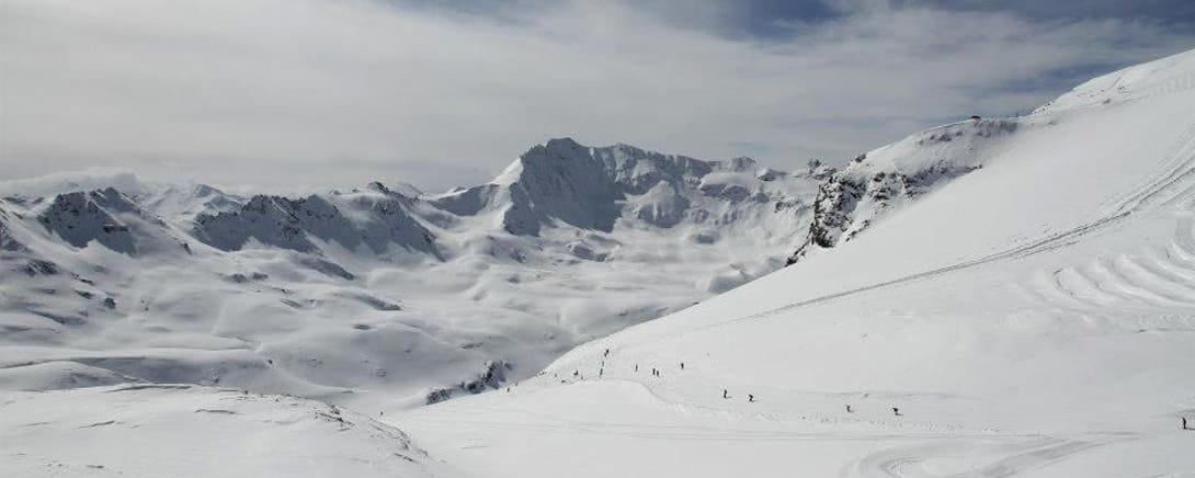 Besneeuwde bergen en pistes van Tignes onder een blauwe lucht