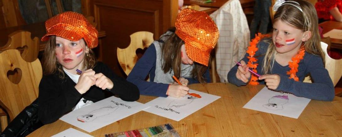 Kinderen tekenen tijdens de Family Jam tekenwedstrijd