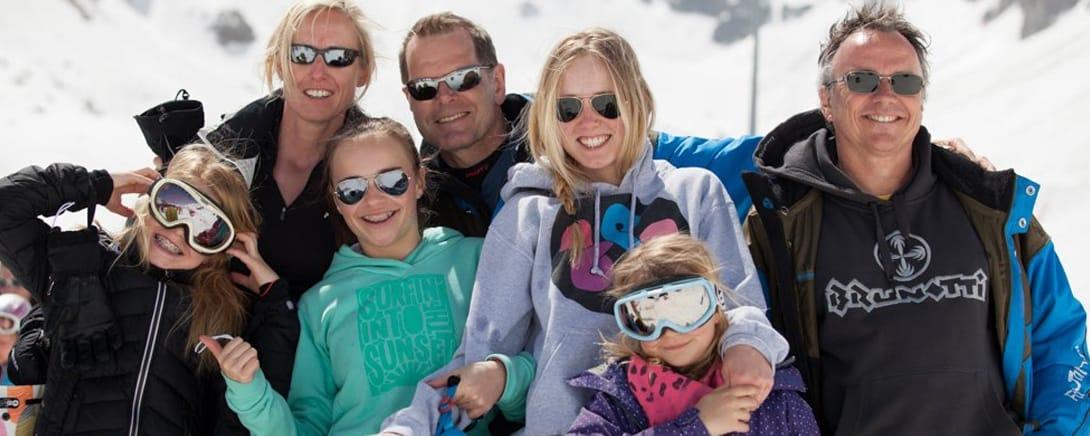 Family Jam gezin met zonnebrillen in de sneeuw