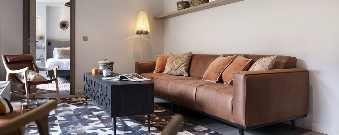 Woonkamer met leren bank in een luxe appartement in Ynycio