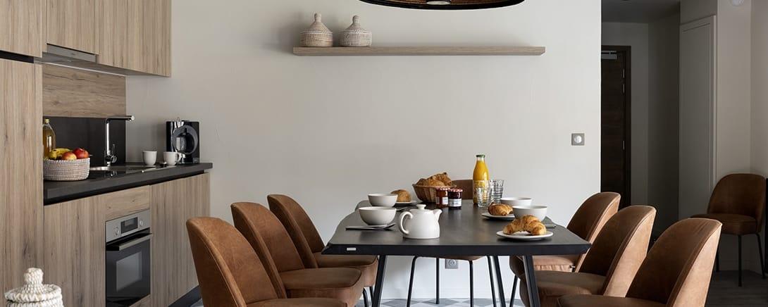 Open keuken met eettafel in een appartement in Ynycio
