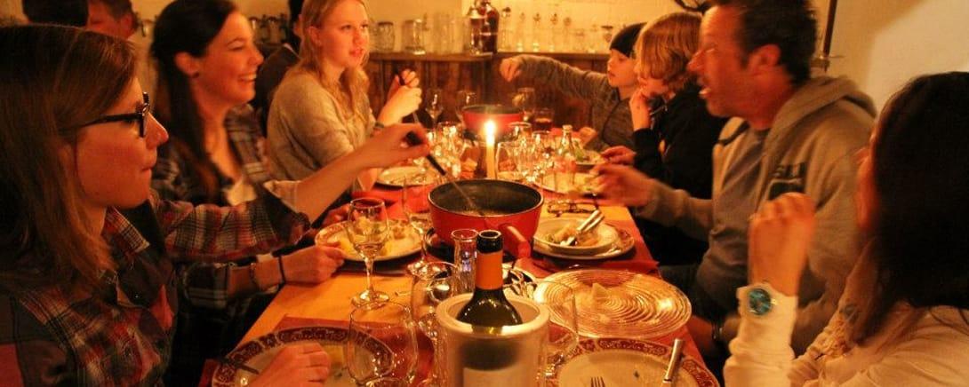 Family Jam groep aan tafel tijdens een gezamenlijk diner
