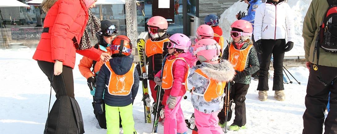Kinderen in Family Jam hesjes bij de skischool in Laax