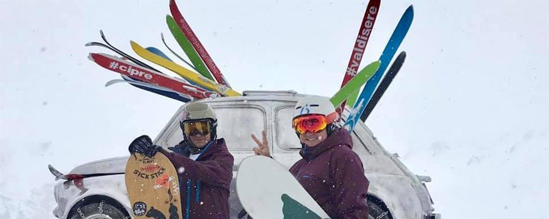 Vrienden met ski's en snowboards bij de auto in Tignes