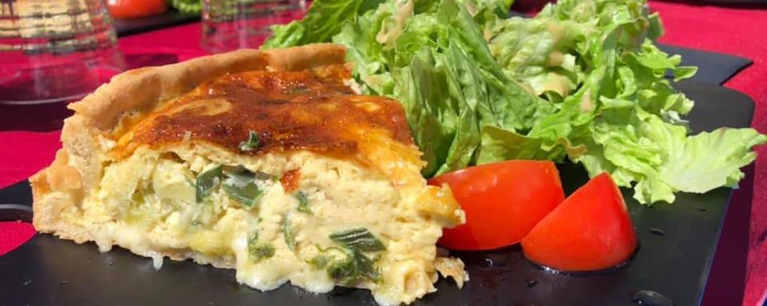 Quiche met salade op een terras in Tignes