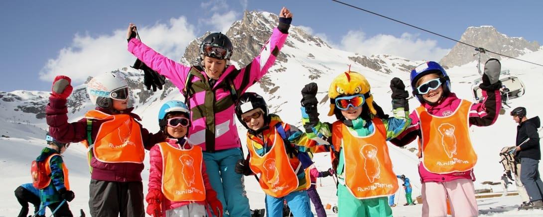 Kindergroep in Family Jam hesjes juicht op de piste in Tignes